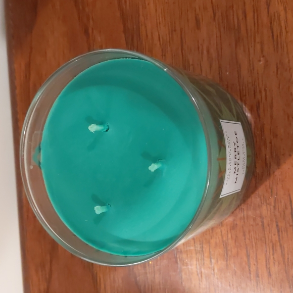 Merry Mistletoe 3 Wick Candle Bath & Body Works - Picture 5 of 7